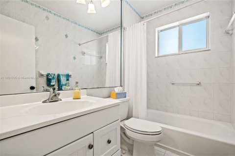 Casa en venta en Miami, Florida, 4 dormitorios, 196.21 m2 № 1858798 - foto 30