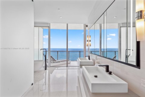 Condo in Fort Lauderdale, Florida, 4 bedrooms  № 1953400 - photo 19