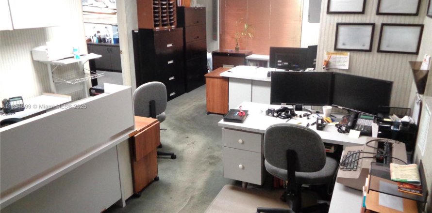 Коммерческая недвижимость в Санрайз, Флорида № 1961334