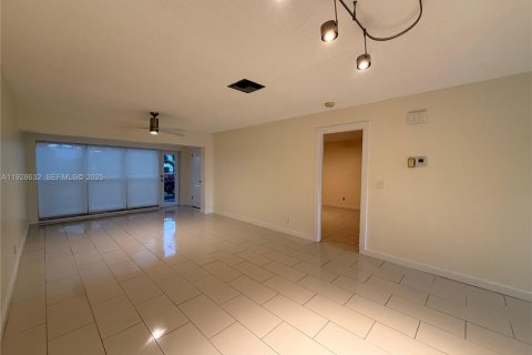 Condo in Delray Beach, Florida, 2 bedrooms  № 1987175 - photo 12