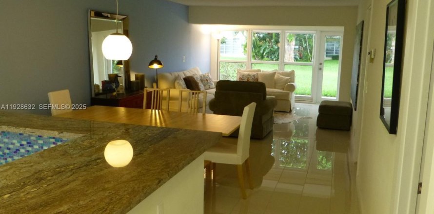 Condo in Delray Beach, Florida, 2 bedrooms  № 1987175