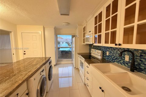 Condo in Delray Beach, Florida, 2 bedrooms  № 1987175 - photo 9