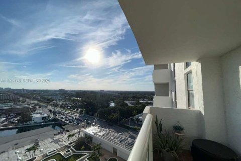 Condo in North Miami, Florida, 2 bedrooms  № 2263824 - photo 19