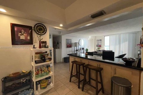 Condo in North Miami, Florida, 2 bedrooms  № 2263824 - photo 6