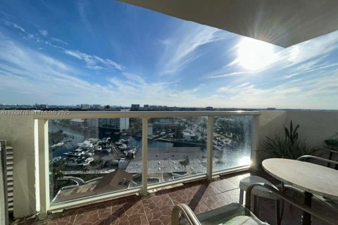 Condo in North Miami, Florida, 2 bedrooms  № 2263824 - photo 15
