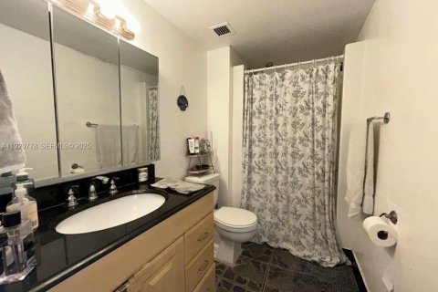 Condo in North Miami, Florida, 2 bedrooms  № 2263824 - photo 11