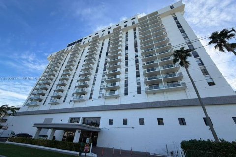 Condo in North Miami, Florida, 2 bedrooms  № 2263824 - photo 20