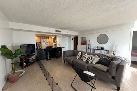 Condo in North Miami, Florida, 2 bedrooms  № 2263824 - photo 8