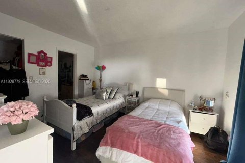 Condo in North Miami, Florida, 2 bedrooms  № 2263824 - photo 12