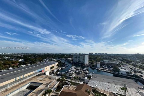 Condo in North Miami, Florida, 2 bedrooms  № 2263824 - photo 17