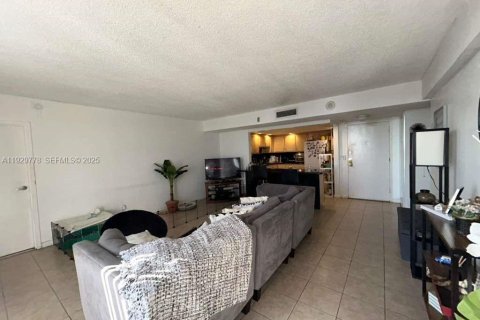 Condo in North Miami, Florida, 2 bedrooms  № 2263824 - photo 9