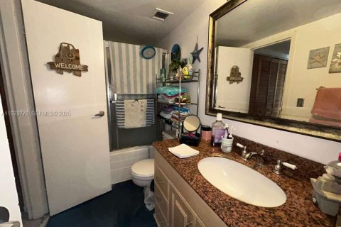 Condo in North Miami, Florida, 2 bedrooms  № 2263824 - photo 13