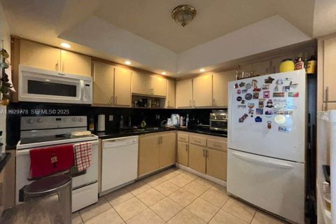 Condo in North Miami, Florida, 2 bedrooms  № 2263824 - photo 5