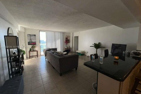 Condo in North Miami, Florida, 2 bedrooms  № 2263824 - photo 7