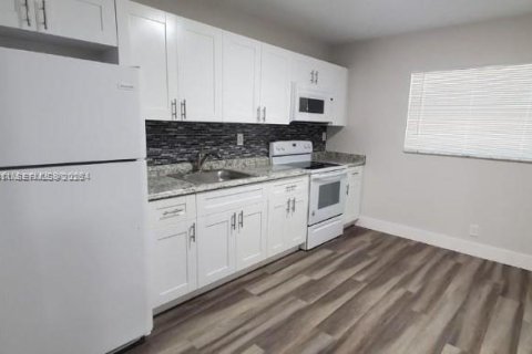 Appartement à louer à Pompano Beach, Floride: 2 chambres, 74.32 m2 № 2425040 - photo 2