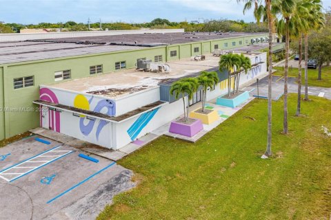 Commercial property in Miami, Florida № 2019083