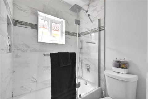 Casa en venta en Weston, Florida, 4 dormitorios, 215.72 m2 № 1929707 - foto 20