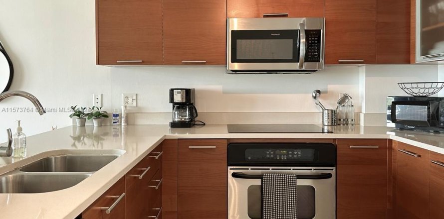 Condominio en Miami, Florida, 1 dormitorio  № 1704606