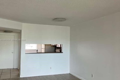 Condo in Miramar, Florida, 2 bedrooms  № 2032066 - photo 9