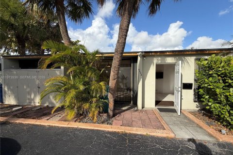 House in Miami Lakes, Florida 2 bedrooms, 73.39 sq.m. № 2079113
