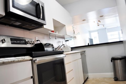 Condo in Miami Beach, Florida, 1 bedroom  № 2041902 - photo 3