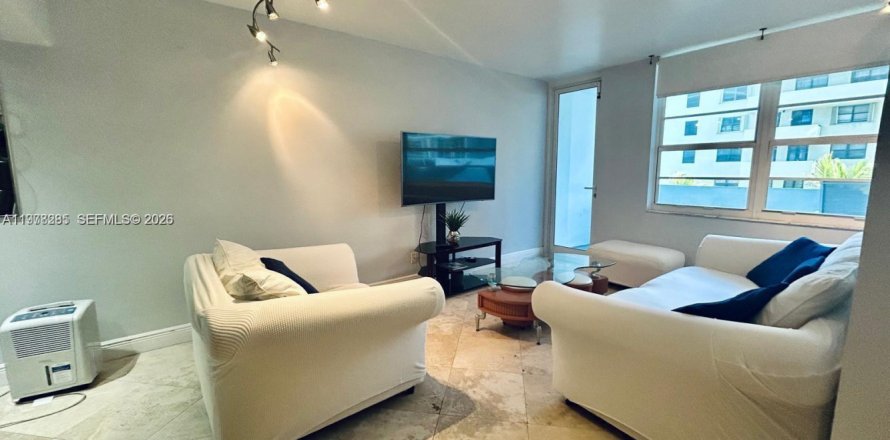 Condo in Miami Beach, Florida, 1 bedroom  № 2041902