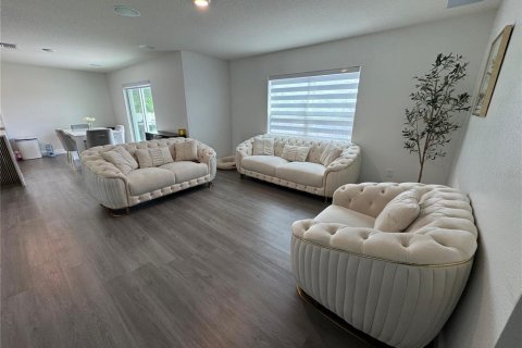 House in Zephyrhills, Florida 4 bedrooms, 220.27 sq.m. № 1913273 - photo 6