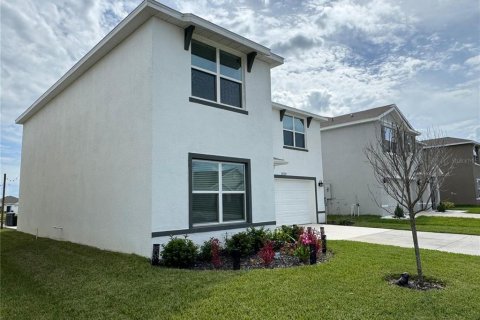 House in Zephyrhills, Florida 4 bedrooms, 220.27 sq.m. № 1913273 - photo 2