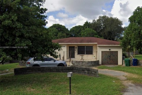 House in Miami, Florida 3 bedrooms, 137.31 sq.m. № 1934647 - photo 1