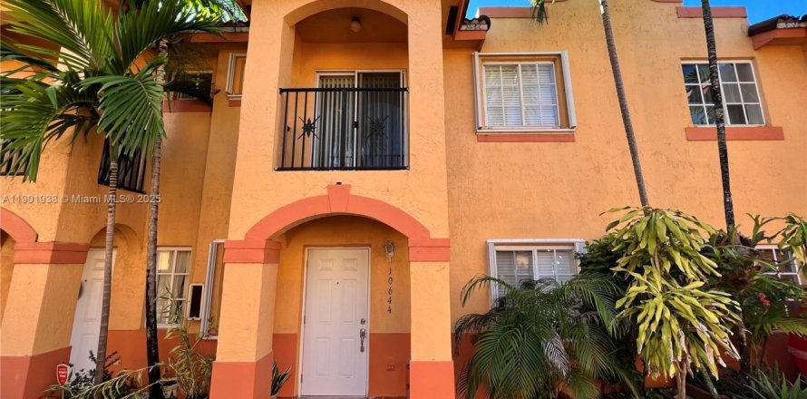Townhouse in Hialeah Gardens, Florida 3 bedrooms, 109.62 sq.m. № 1953359