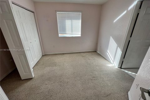 Townhouse in Hialeah Gardens, Florida 3 bedrooms, 109.62 sq.m. № 1953359 - photo 10