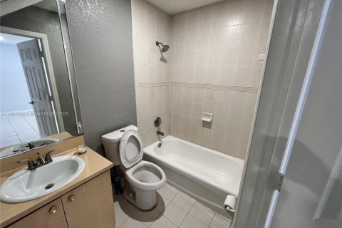 Townhouse in Hialeah Gardens, Florida 3 bedrooms, 109.62 sq.m. № 1953359 - photo 6
