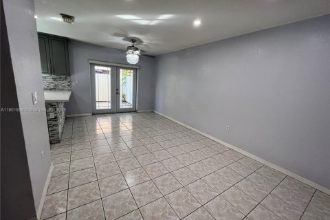 Townhouse in Hialeah Gardens, Florida 3 bedrooms, 109.62 sq.m. № 1953359 - photo 4