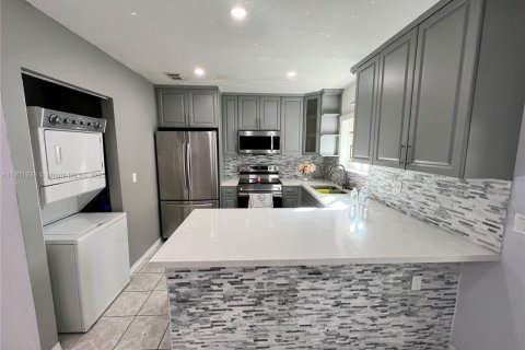 Townhouse in Hialeah Gardens, Florida 3 bedrooms, 109.62 sq.m. № 1953359 - photo 2