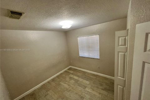 Townhouse in Hialeah Gardens, Florida 3 bedrooms, 109.62 sq.m. № 1953359 - photo 5