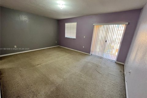 Townhouse in Hialeah Gardens, Florida 3 bedrooms, 109.62 sq.m. № 1953359 - photo 7