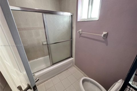 Townhouse in Hialeah Gardens, Florida 3 bedrooms, 109.62 sq.m. № 1953359 - photo 9