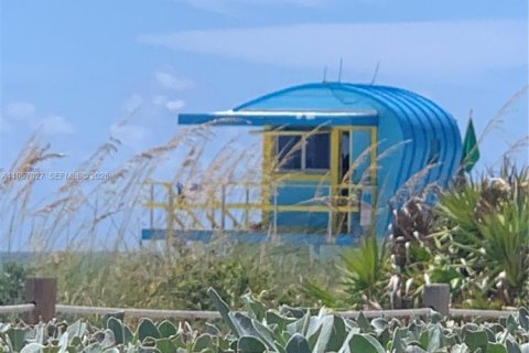 Condo in Miami Beach, Florida, 1 bedroom  № 2011579 - photo 21