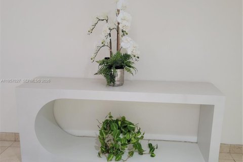 Condo in Miami Beach, Florida, 1 bedroom  № 2011579 - photo 17