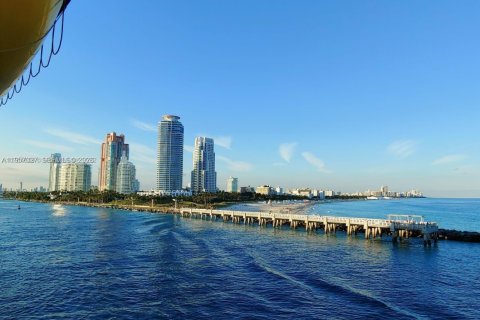 Condo in Miami Beach, Florida, 1 bedroom  № 2011579 - photo 23