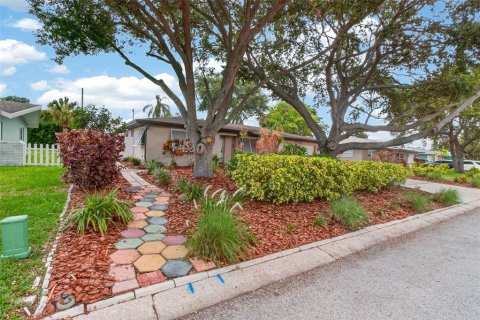 House in Clearwater, Florida 3 bedrooms, 152.17 sq.m. № 2221446 - photo 3