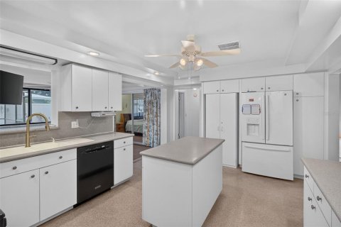House in Clearwater, Florida 3 bedrooms, 152.17 sq.m. № 2221446 - photo 9