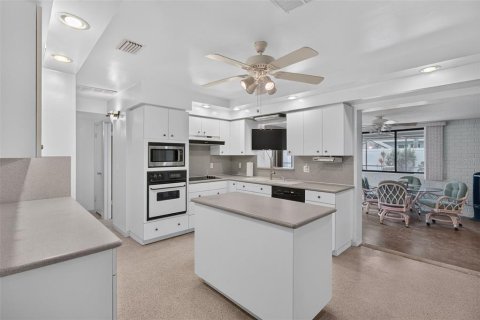 House in Clearwater, Florida 3 bedrooms, 152.17 sq.m. № 2221446 - photo 7