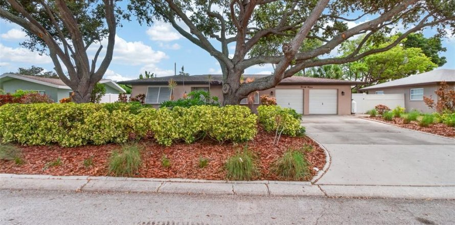 House in Clearwater, Florida 3 bedrooms, 152.17 sq.m. № 2221446