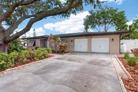 House in Clearwater, Florida 3 bedrooms, 152.17 sq.m. № 2221446 - photo 2