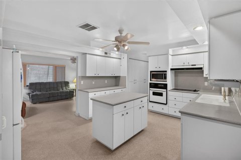 House in Clearwater, Florida 3 bedrooms, 152.17 sq.m. № 2221446 - photo 8
