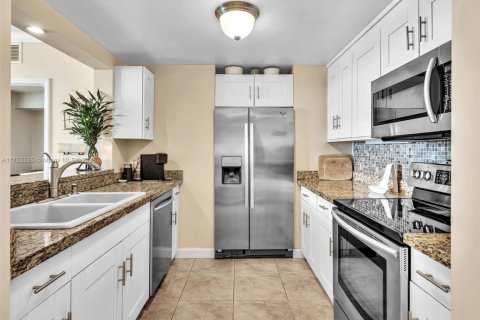 Condo in Miami, Florida, 2 bedrooms  № 1696646 - photo 7