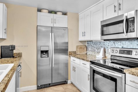 Condo in Miami, Florida, 2 bedrooms  № 1696646 - photo 9