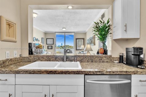 Condo in Miami, Florida, 2 bedrooms  № 1696646 - photo 10