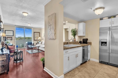 Condo in Miami, Florida, 2 bedrooms  № 1696646 - photo 6